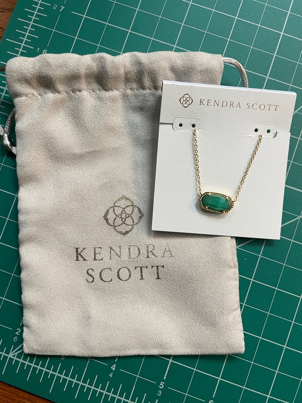 Kendra Scott - Elisa Gold Pendant Necklace in Emerald Cat’s Eye